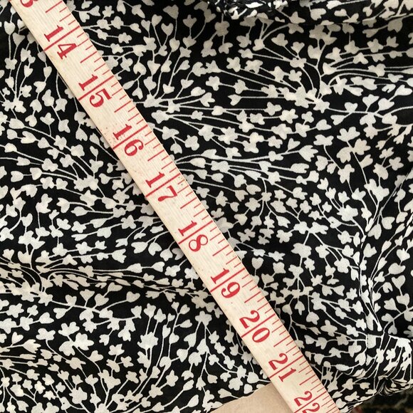 Blouse flowy loose fit pretty print black and white full sleeve NWOT - Picture 6 of 6